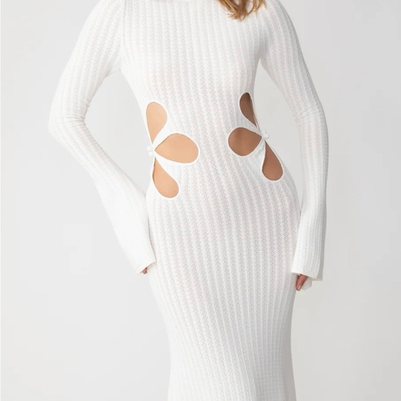 Elegant White Knit Dress - Picture 2 of 6